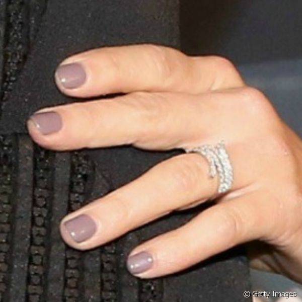 Ashley Greene apostou no esmalte roxo para as unhas mais curtinhas durante evento na Calif?rnia